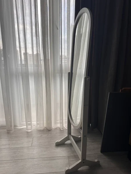Напольное зеркало в полный рост — window shade, shower curtain