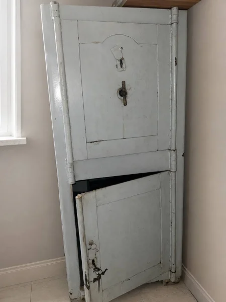 Сейф немецкий огнестойкий — safe, refrigerator, medicine chest