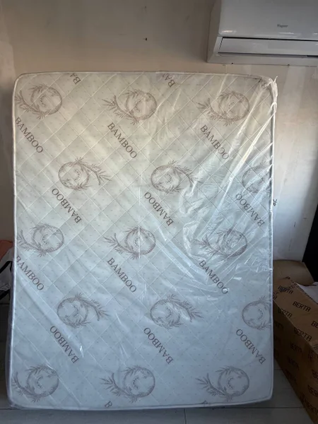 Новый матрац в упаковке — handkerchief