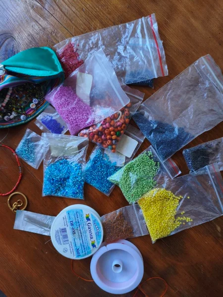 Набор для бисероплетения: бисер, леска и иголки — plastic bag