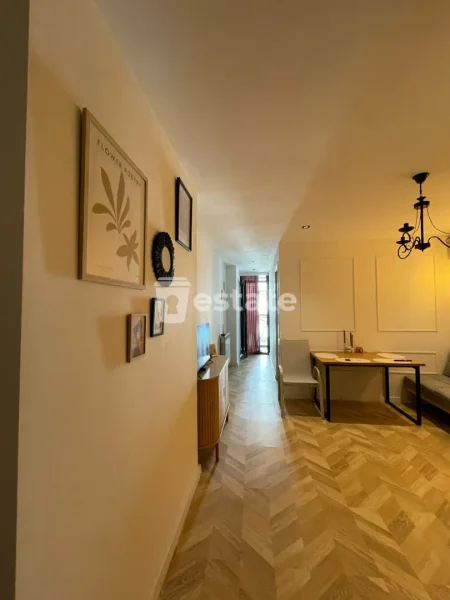 Квартира 1+1 в Elt-квартале — wall clock, prison, dining table