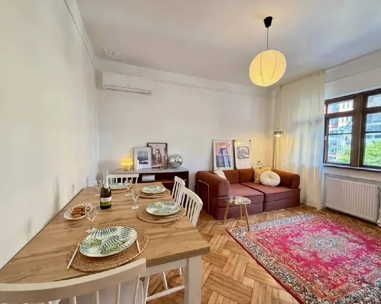 Квартира 2+1 на Одзелашвили 6 — dining table, quilt