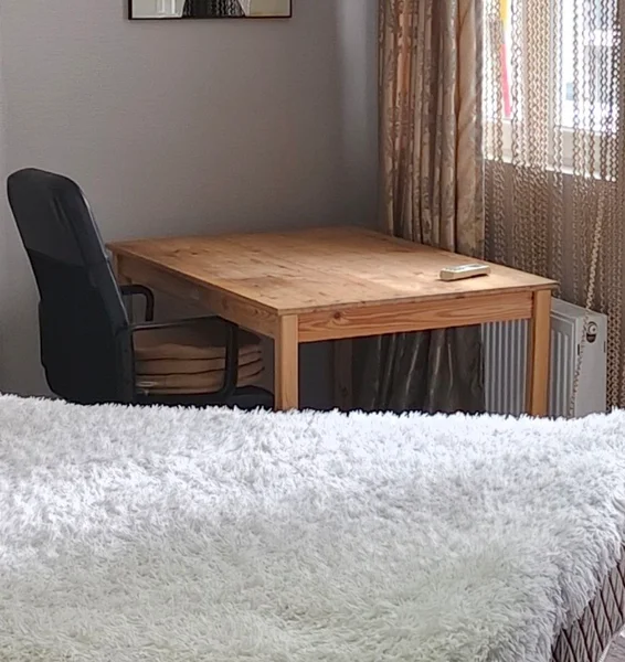 Стол деревянный — dining table