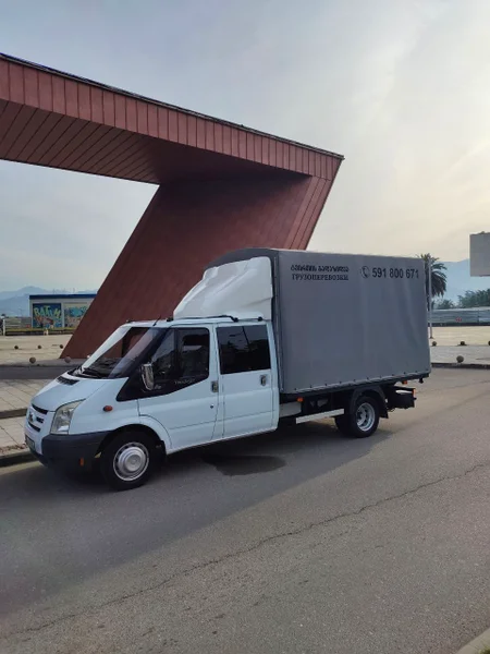 Грузоперевозки и переезды — moving van