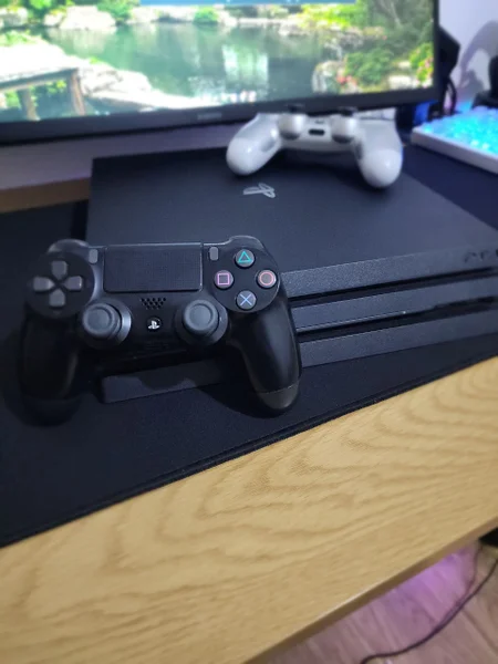 Sony PlayStation 4 Pro 1TB — joystick