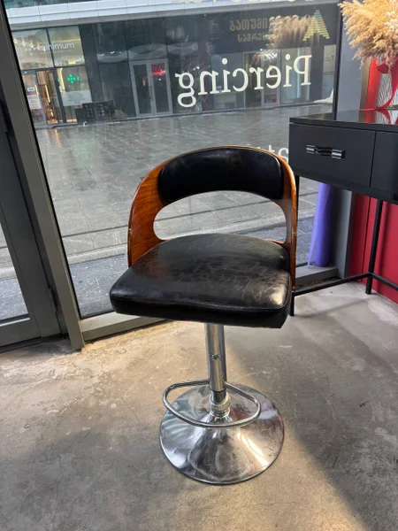 Кресло коричневое и черное кресло на колесиках — barber chair