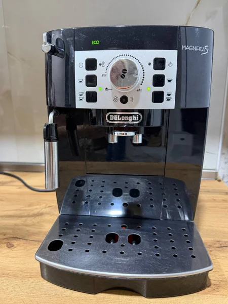 Кофемашина DeLonghi Magnifica S со средством для очистки — espresso maker