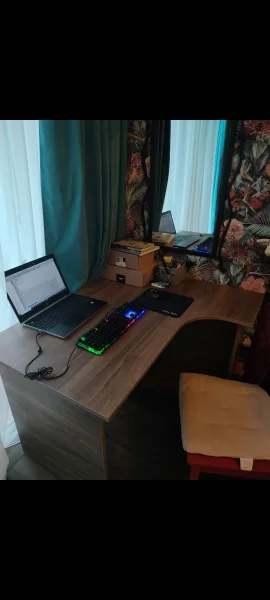 Компьютерный стол угловой — desktop computer, laptop, mouse