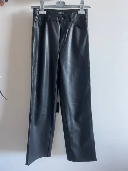 Брюки черные Stradivarius из экокожи — velvet, pajama, jean