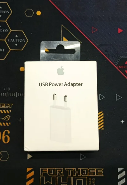 Блок Apple USB Power Adapter 20W — switch, remote control, book jacket