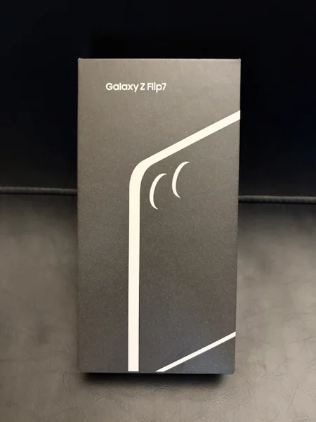 Samsung Galaxy Z Flip 7 256GB Jetblack — book jacket, binder, perfume