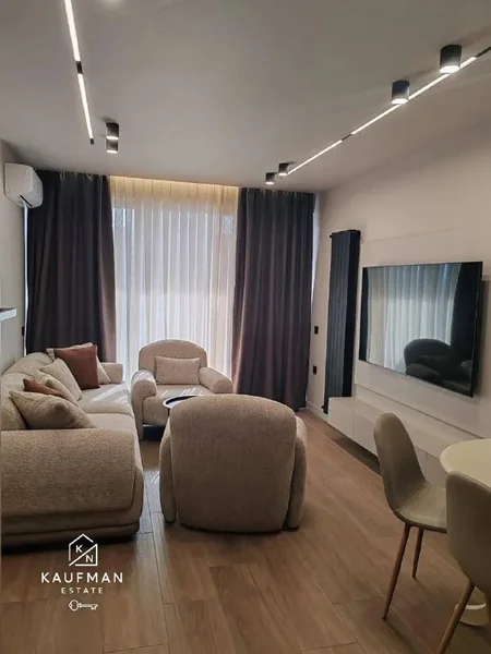 Квартира 2+1, 70 м², ул. Тбел Абусеридзе, 13 — home theater, window shade
