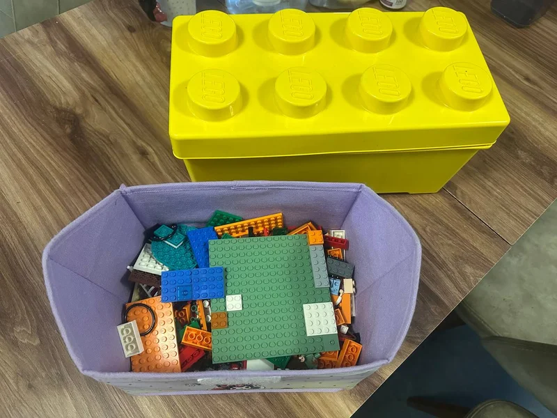 Набор LEGO деталей с контейнером — tray, hamper, pencil box