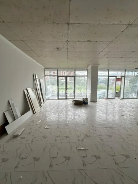 Просторное коммерческое помещение — sliding door, prison