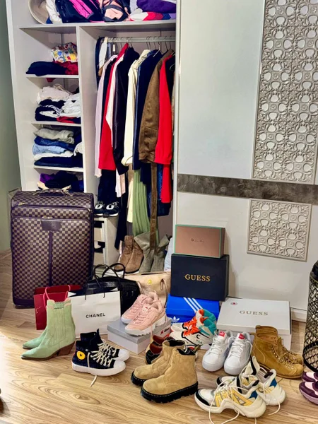 Брендовая одежда — desk, wardrobe, shoe shop