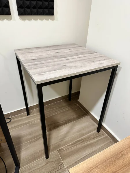Рейл алюминиевый с вешалками — dining table, folding chair