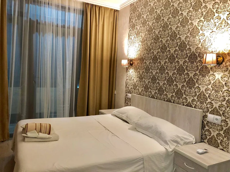 Квартира 1+1 с отдельной спальней в Чакви — shower curtain, window shade, studio couch
