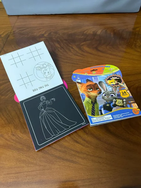 Игрушки и блокнот для рисования — envelope, rubber eraser, comic book