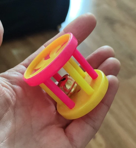 Игрушка для кошки с бубенчиком — pencil sharpener, buckle, hair slide