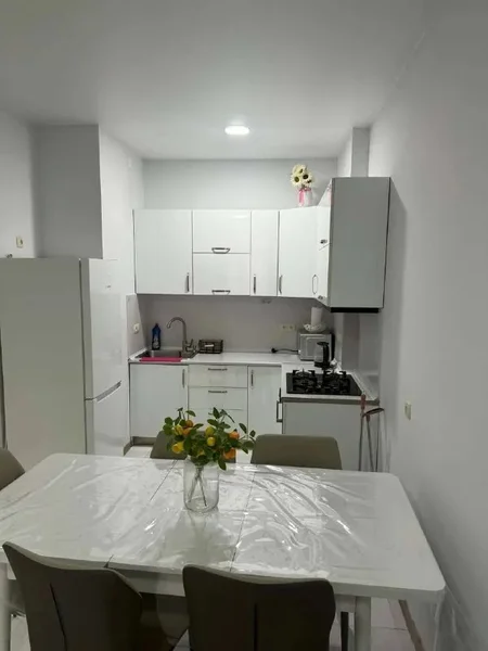 Квартира 1+1, 55 м² — studio couch, dining table