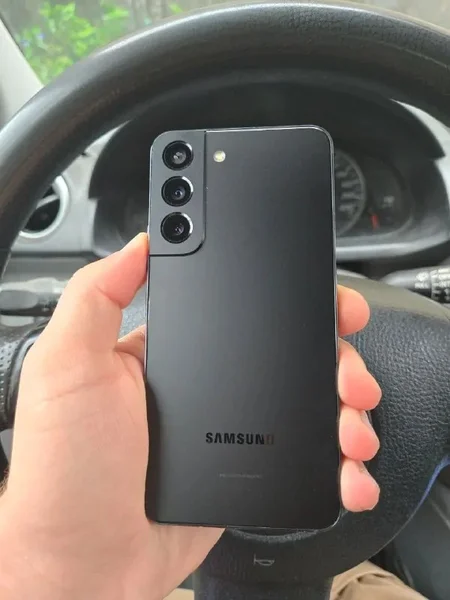 Samsung S22 — cellular telephone, remote control, hard disc