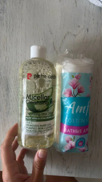 Мицеллярная вода и ватные диски — lotion, hair spray