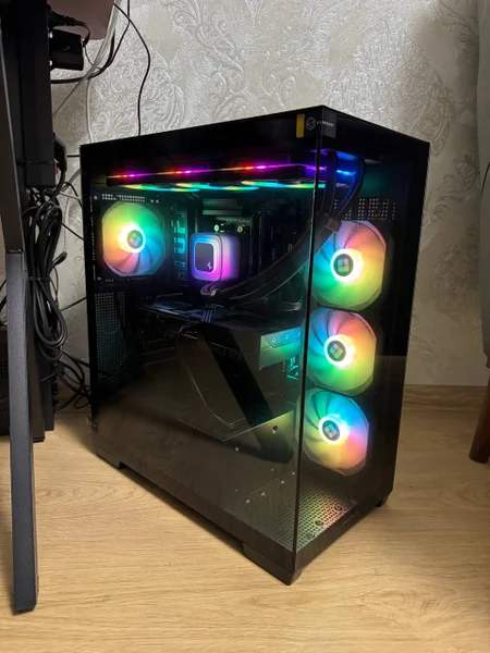 Мощный игровой ПК Ryzen 7 9800X3D / RTX 5070 — desktop computer, monitor