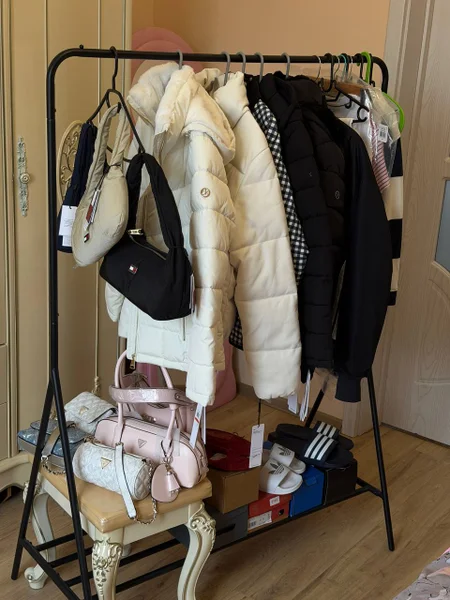 Одежда и аксессуары брендов GUESS — wardrobe, trench coat