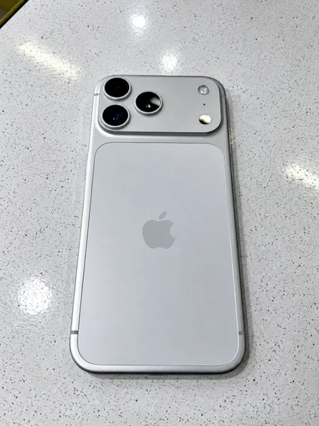 iPhone 17 Pro Max — remote control, iPod
