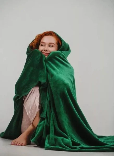 Накидка, пончо и бархатная мини-юбка с оверскойртом — cloak