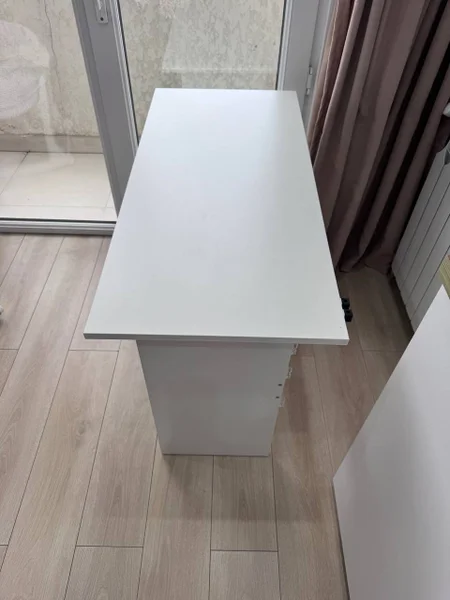 Письменный компьютерный стол серый — lampshade, table lamp