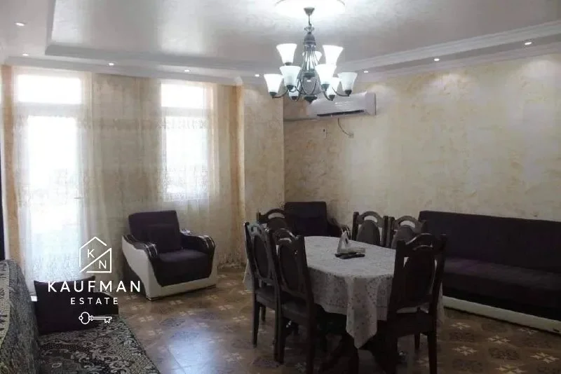 Квартира 2+1, 90 м² — barber chair, dining table, restaurant