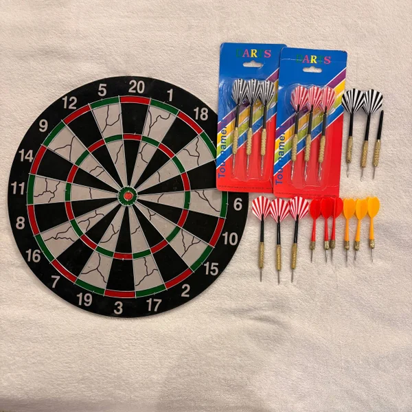 Дартс и 18 дротиков — hair slide, wall clock