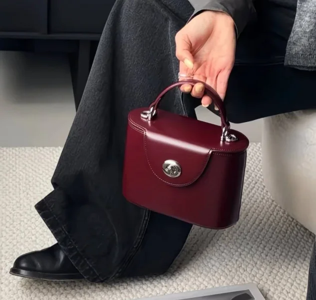 Сумка lunch box кожаная wine red — buckle, purse
