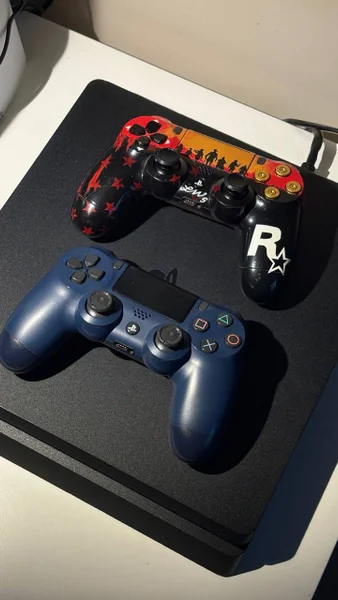 PlayStation 4 500GB с 2 джойстиками — joystick