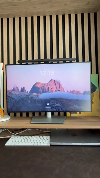 Монитор Dell UltraSharp U2724D 27″ с лампой и кабелем — monitor