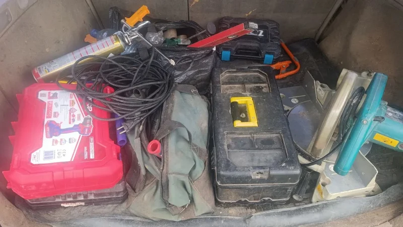 Набор инструментов (дрель, бензопила) — carpenter's kit, power drill, chain saw