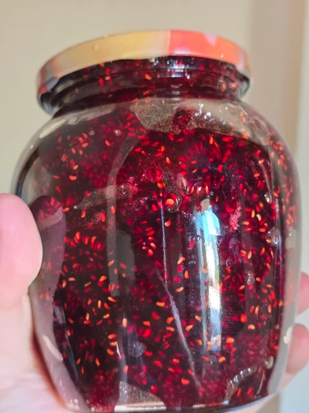 Домашнее варенье из малины — perfume, safety pin, vase