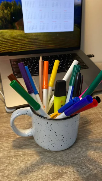 Фломастеры и маркеры, 3 штуки — pencil box, ballpoint, pencil sharpener