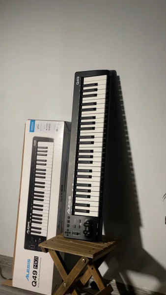 MIDI клавиатура Alesis Q49