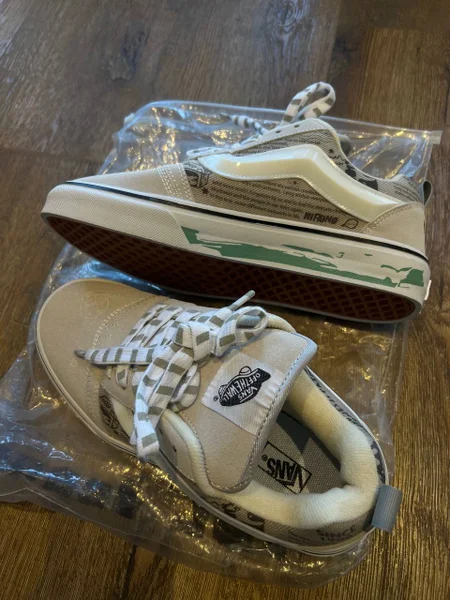 Кроссовки новые — running shoe, sandal