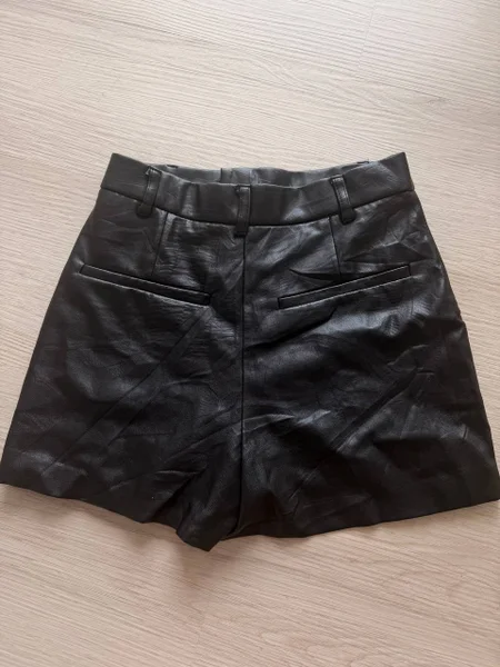 Одежда и аксессуары (плавки, мини-юбка, рюкзак и др.) — swimming trunks, miniskirt