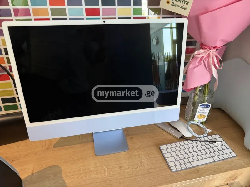 iMac 24 M4 16GB/256GB Blue — desktop computer, monitor, desk