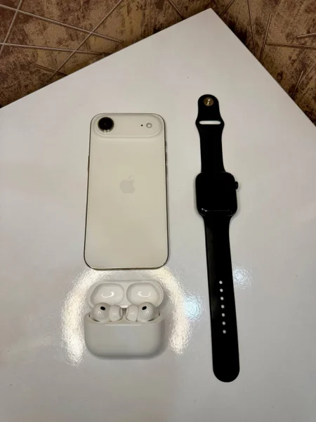 AirPods Pro 3 — switch, remote control, cellular telephone