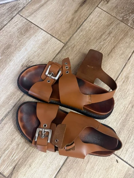 Женские босоножки и мужские кроссовки — sandal