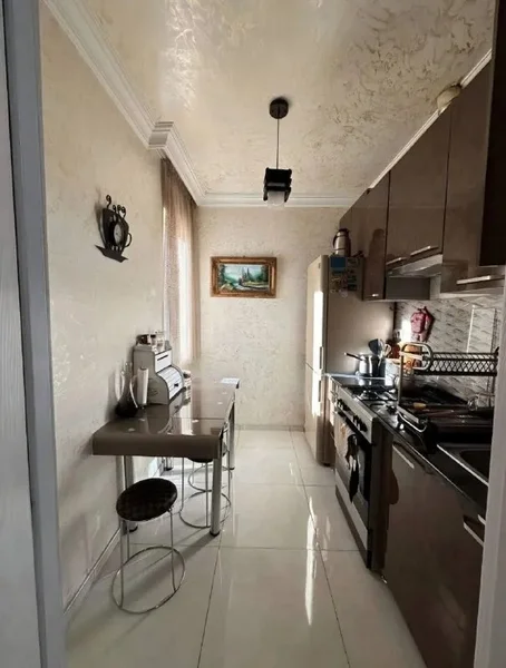 Квартира 2+1, 75 м², ул. Тадзари, 34 — barber chair, restaurant