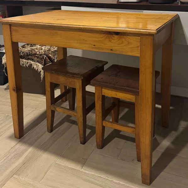 Деревянный стол и 2 стула — dining table