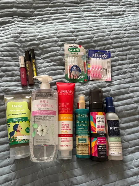 Вещи и косметика — medicine chest, sunscreen, hair spray