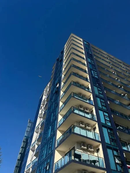Студия 28 м² — steel arch bridge, tile roof, cinema