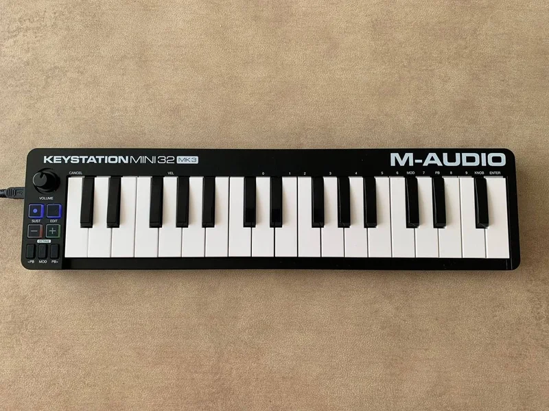Миди клавиатура M-Audio Keystation Mini 32 MK3 — upright